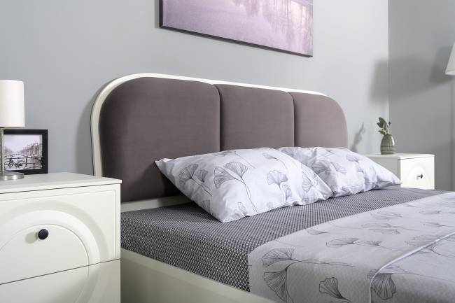 3-х дверный шкаф с кроватью с мягкой спинкой Валенсия 1600 и двумя тумбочками цвет белый шагрень/ткань велутто 19